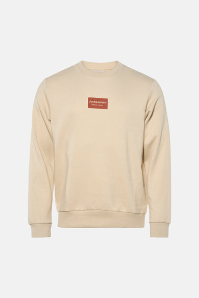 Sweat-shirt beige col rond de JACK & JONES, avec un logo rectangulaire bordeaux imprimé sur la poitrine.