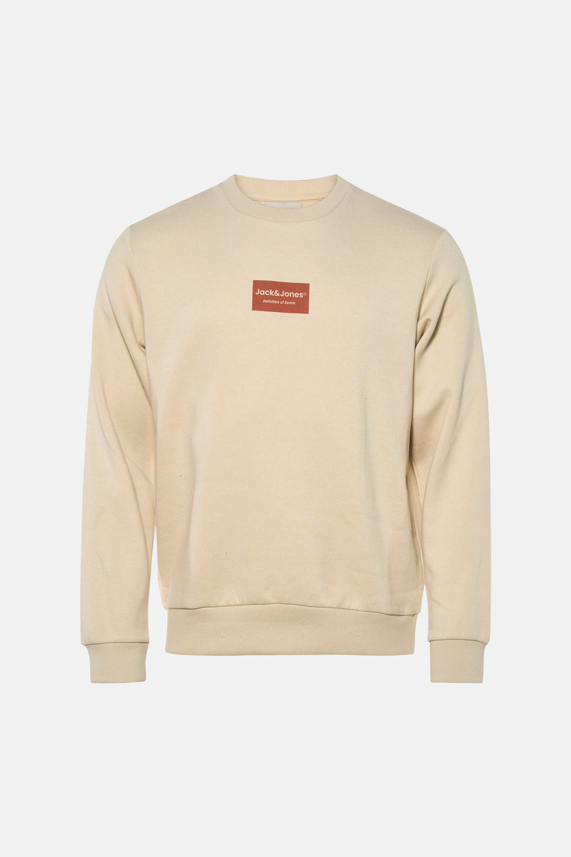 Sweat-shirt beige col rond de JACK & JONES, avec un logo rectangulaire bordeaux imprimé sur la poitrine.