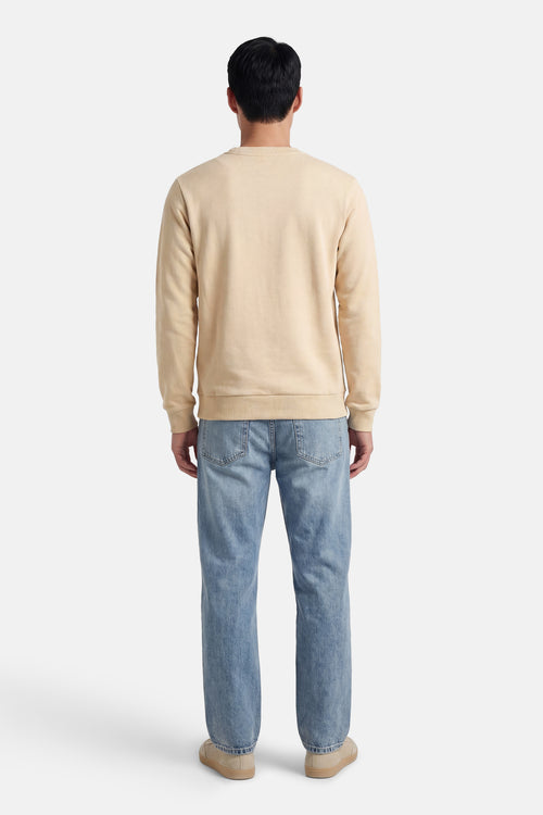 Beige JACK & JONES sweatshirt, achterkant, gedragen met een lichtblauwe jeans en beige schoenen.