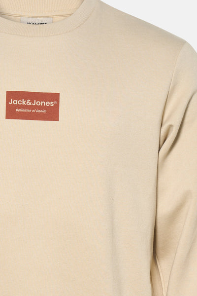 Beige sweater met ronde hals van JACK & JONES, met vierkant logo op de voorkant gedrukt.