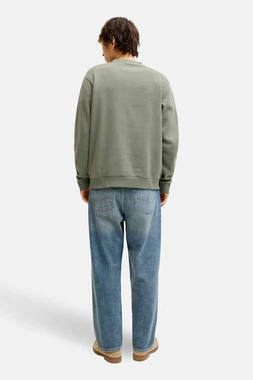Groene trui van JACK & JONES, achterkant, gedragen met een casual blauwe spijkerbroek en bruine schoenen.
