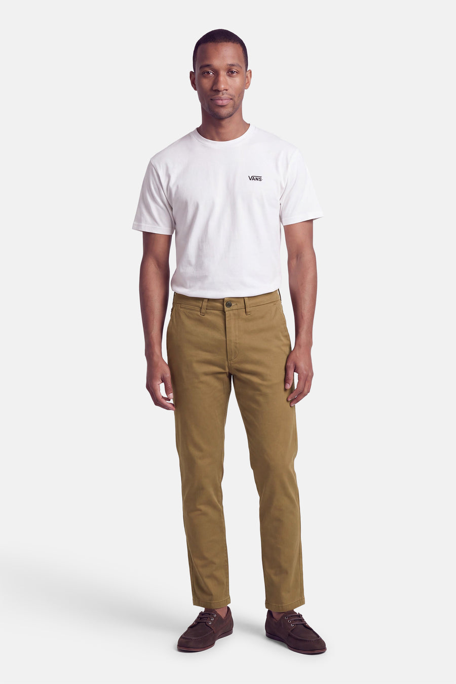 Homme portant un chino beige JACK & JONES avec un t-shirt blanc et des baskets marron.