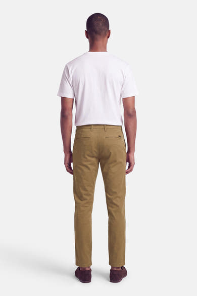 Vue arrière d’un chino beige JACK & JONES JEANS INTELLIGENCE porté par un mannequin.