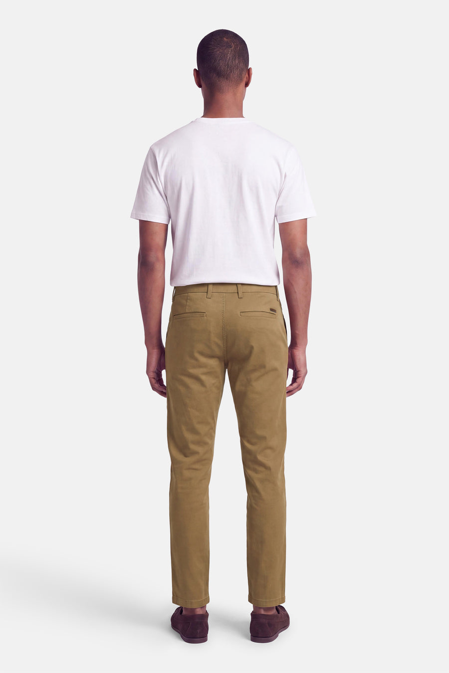 Vue arrière d’un chino beige JACK & JONES JEANS INTELLIGENCE porté par un mannequin.