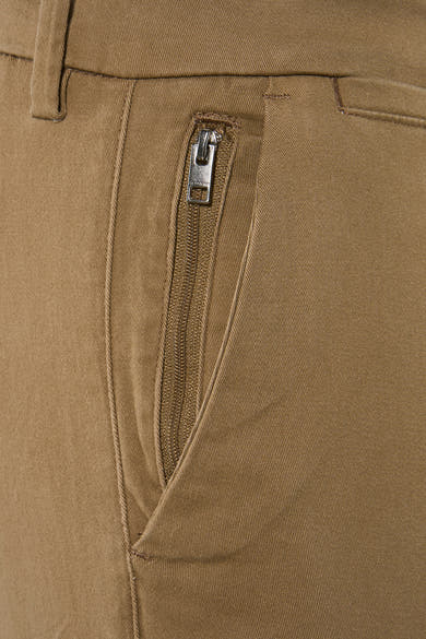 Gros plan sur la poche zippée d’un chino beige JACK & JONES JEANS INTELLIGENCE.