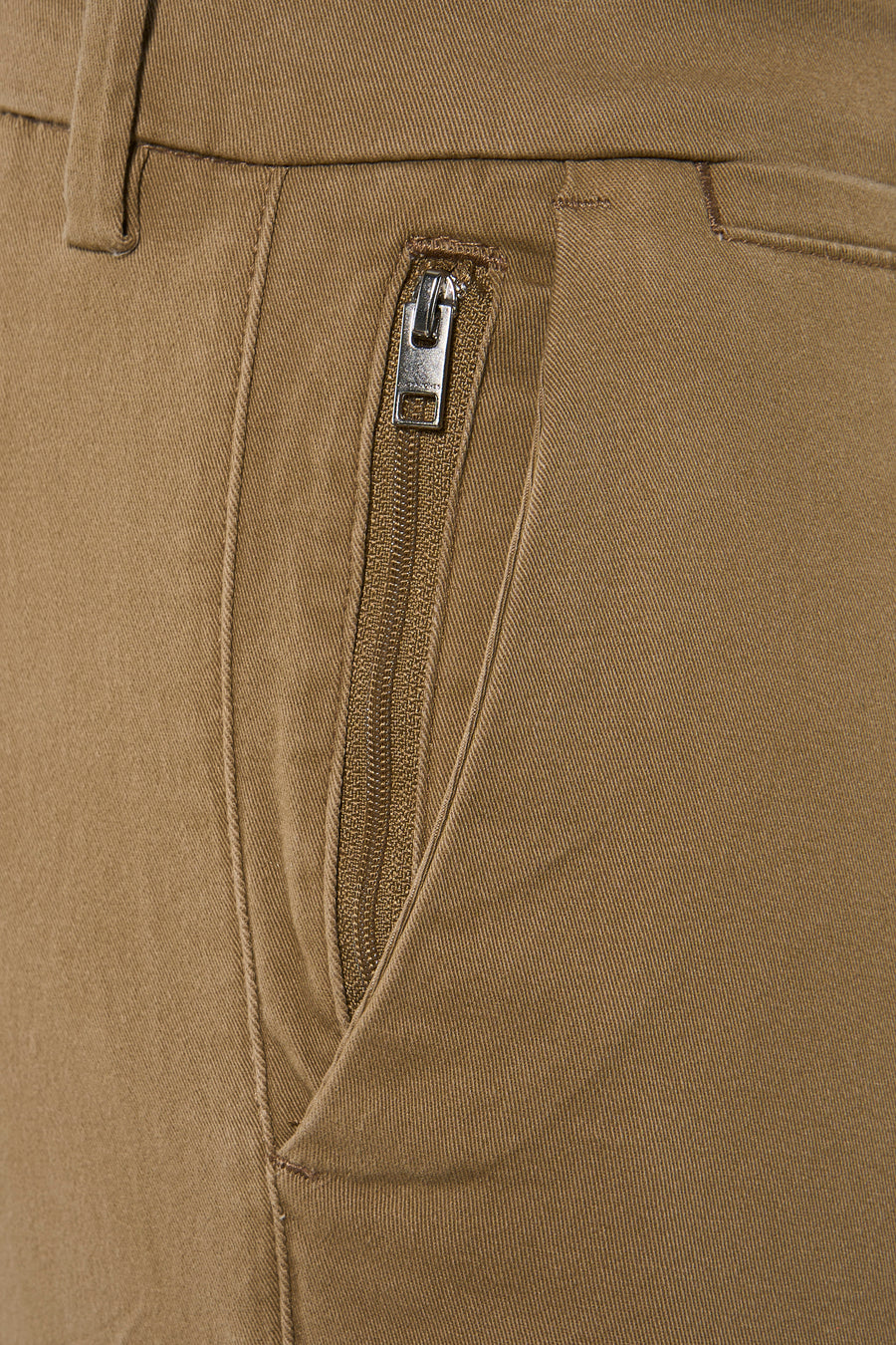 Gros plan sur la poche zippée d’un chino beige JACK & JONES JEANS INTELLIGENCE.