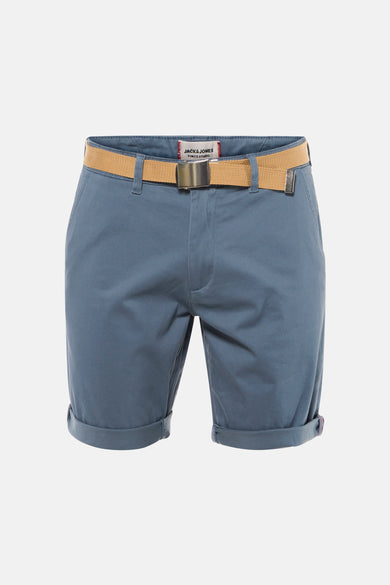 Short bleu de PREMIUM by JACK & JONES avec une ceinture beige, ourlets retroussés.
