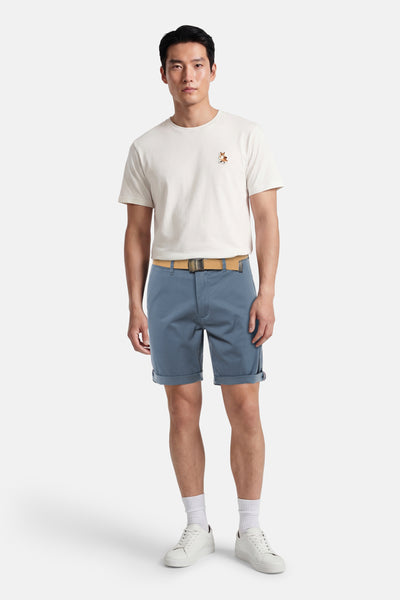 Short bleu en coton de PREMIUM by JACK & JONES, porté avec une ceinture marron.