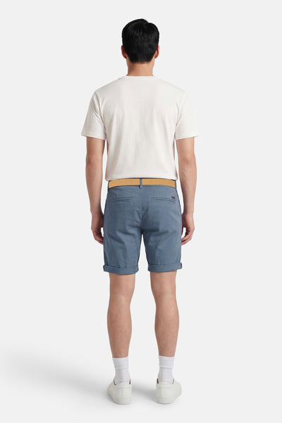 Short bleu PREMIUM by JACK & JONES avec ceinture tressée, revers et poches arrière.
