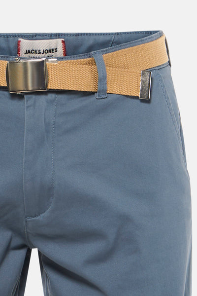 Short bleu de PREMIUM by JACK & JONES, avec une ceinture beige à boucle métallique et une poche latérale.