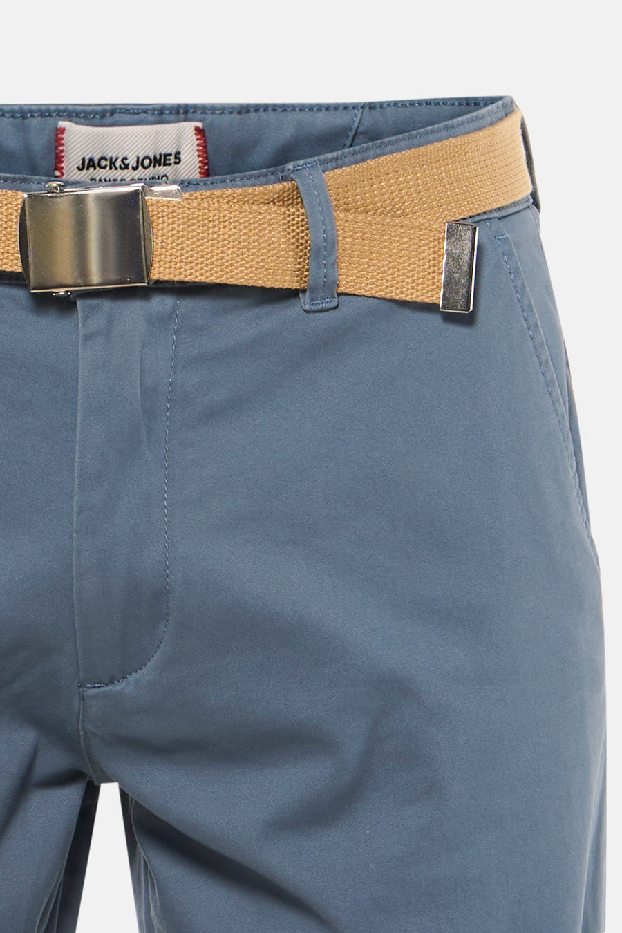 Korte blauwe van PREMIUM by JACK & JONES, met een beige riem met metalen gesp en een zijzak.