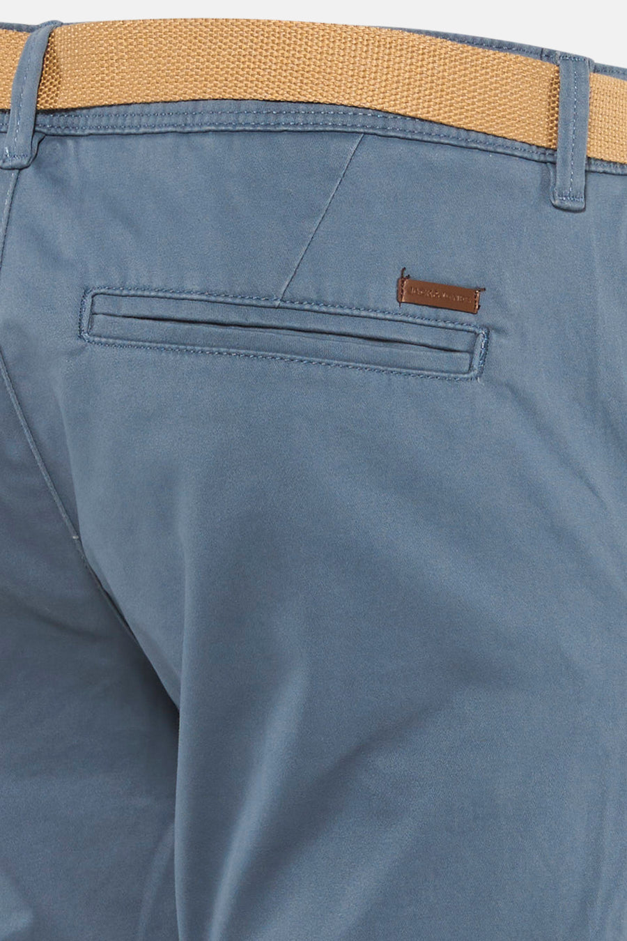 Korte blauwe PREMIUM van JACK & JONES, met een lichtbruine riem en een paspelzak achter.