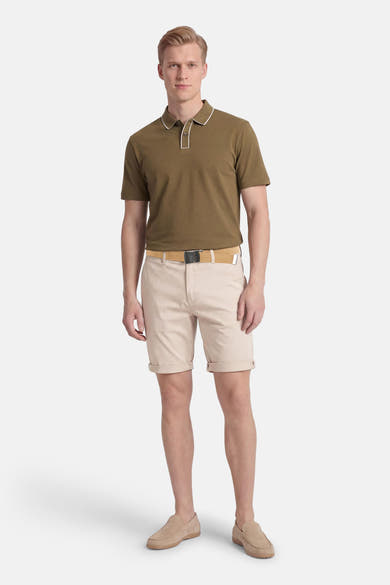 Short écru de PREMIUM by JACK & JONES avec ourlets à revers, porté avec une ceinture tressée et des mocassins en daim.
