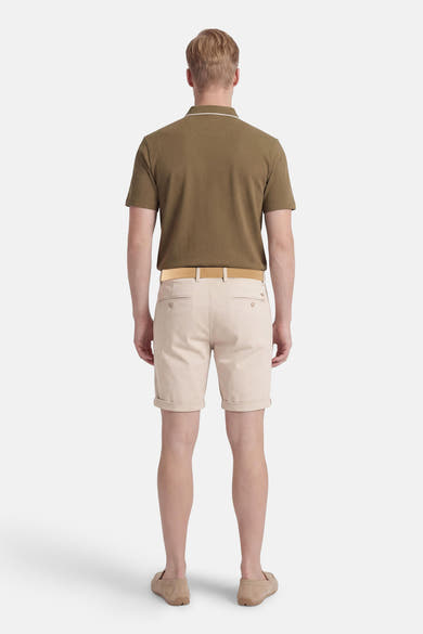 Short écru de PREMIUM by JACK & JONES, avec ourlets roulés et ceinture beige tressée, vue arrière.