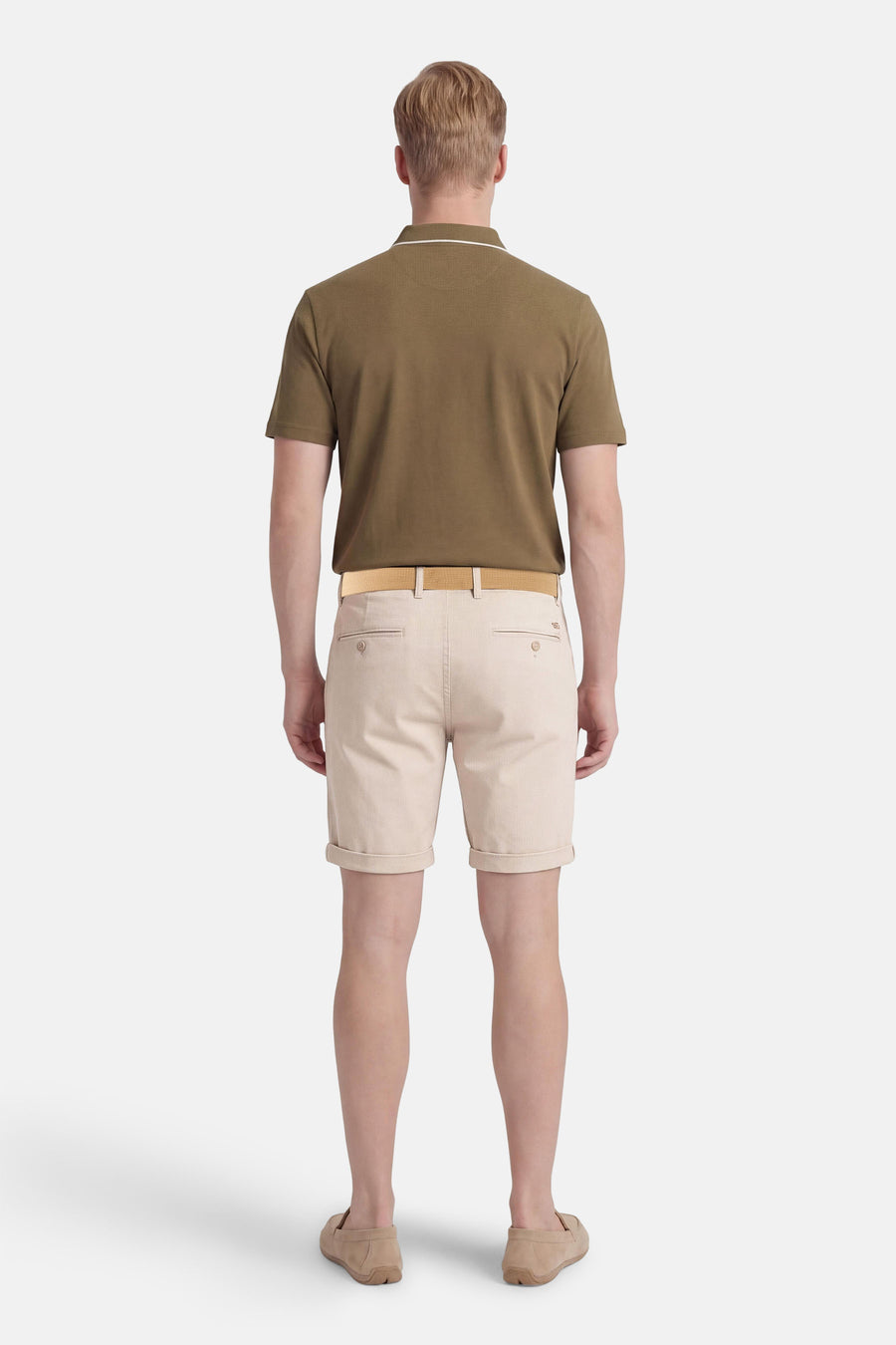 Short écru de PREMIUM by JACK & JONES, avec ourlets roulés et ceinture beige tressée, vue arrière.