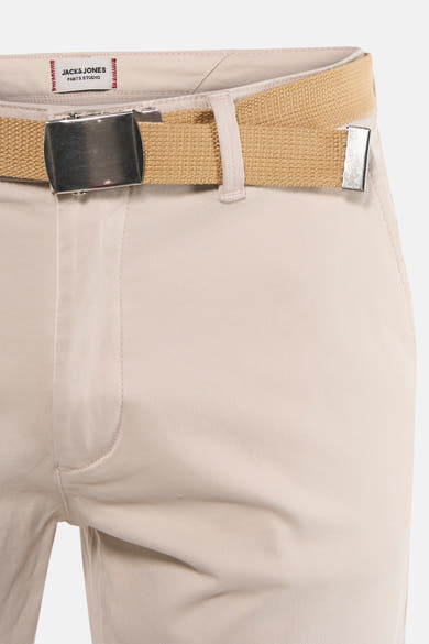 Korte ecru short van PREMIUM by JACK & JONES met een beige gevlochten riem en een zilveren gesp, close-up.