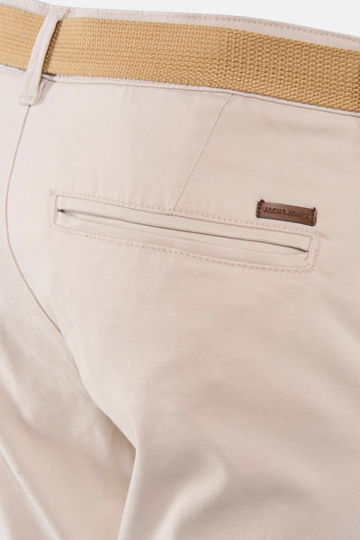 Short écru de PREMIUM by JACK & JONES, avec poche arrière passepoilée et ceinture tressée beige.