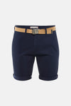 Korte blauwe broek, van PREMIUM by JACK & JONES, met een lichtbruine riem en opgerolde zomen.