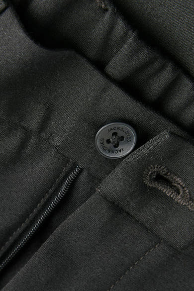 Chino noir de PREMIUM by JACK & JONES, avec une fermeture éclair et un bouton logoté.