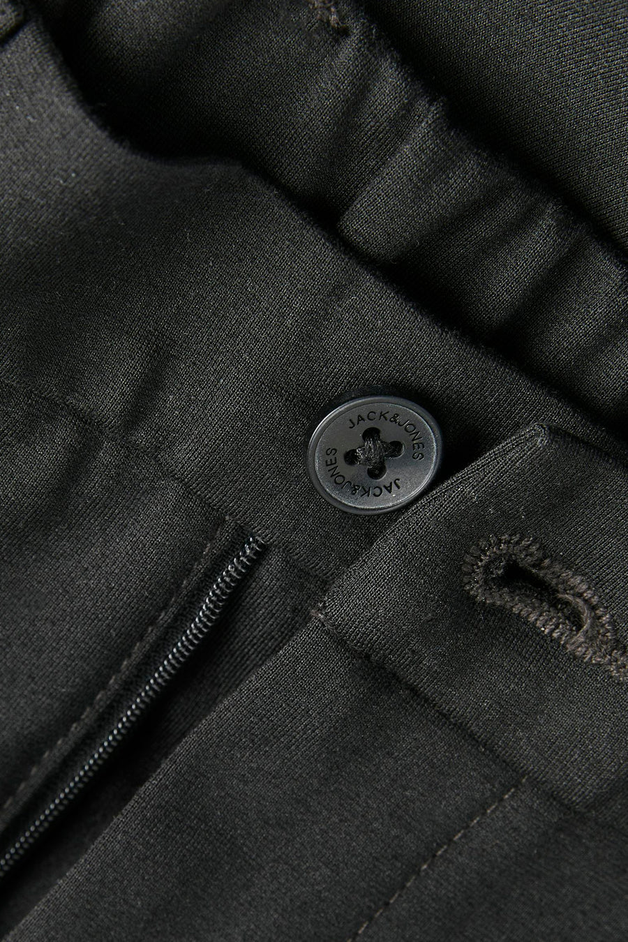 Chino noir de PREMIUM by JACK & JONES, avec une fermeture éclair et un bouton logoté.