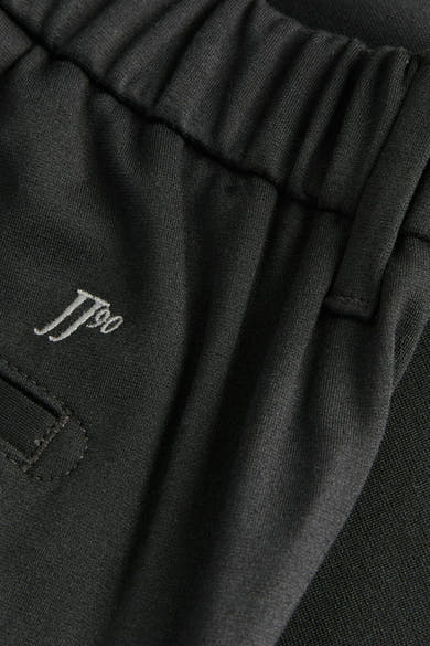 Chino noir de PREMIUM by JACK & JONES, détail de la taille élastique et du logo brodé.