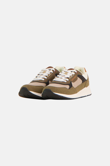 Baskets brunes ACCESSORIES BY JACK & JONES à lacets blancs et semelle blanche, vues de trois quarts.