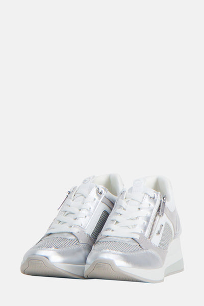 Zilveren Tamaris sneakers met decoratieve ritssluiting en mesh details.