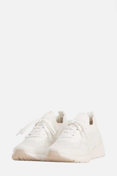 Witte Tamaris sneakers, met veters en crèmekleurige zolen.