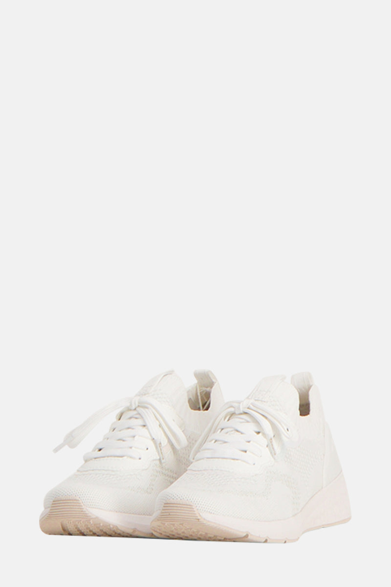 Witte Tamaris sneakers, met veters en crèmekleurige zolen.