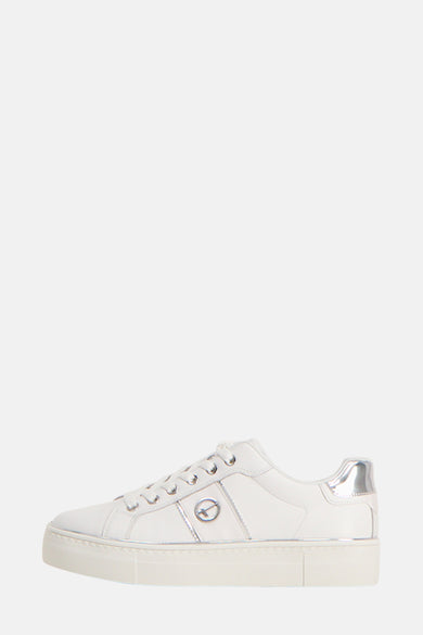 Witte TAMARIS sneakers met zilveren details op de hiel en zijkant.