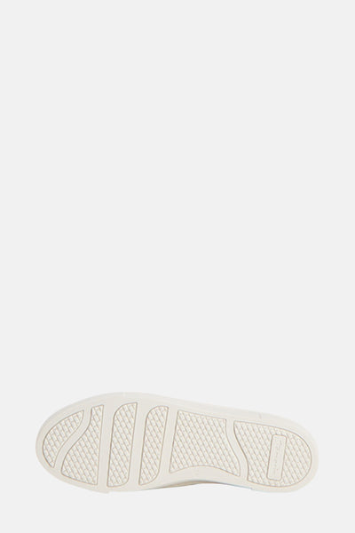 Semelle de baskets blanche de Tamaris avec motif texturé.