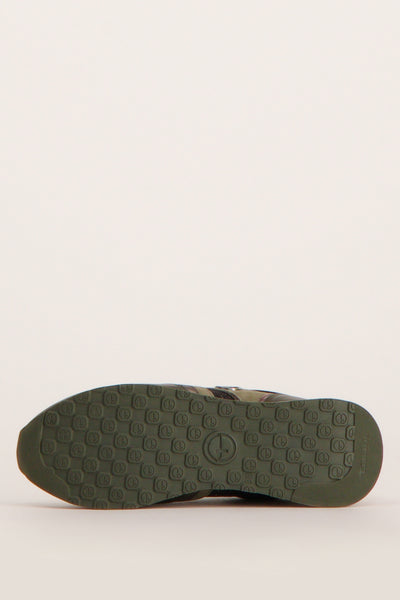 Baskets vertes de TAMARIS avec motif camouflage sur la semelle extérieure.