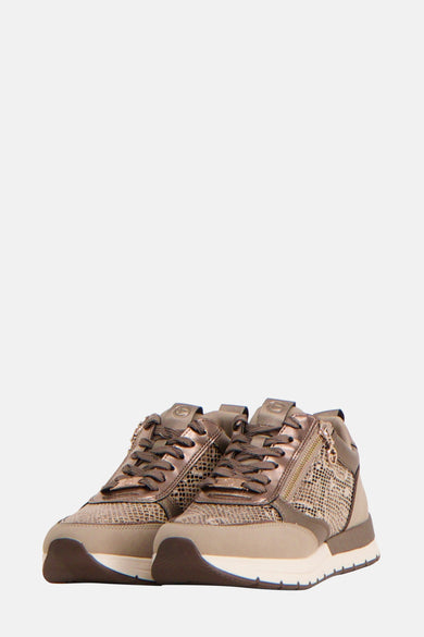 Beige sneakers van TAMARIS, met bruine zool met driehoekig patroon.