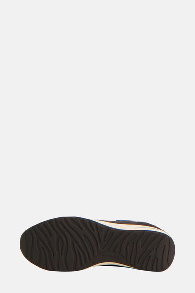 Semelle de baskets noire de Tamaris, avec motif ondulé.