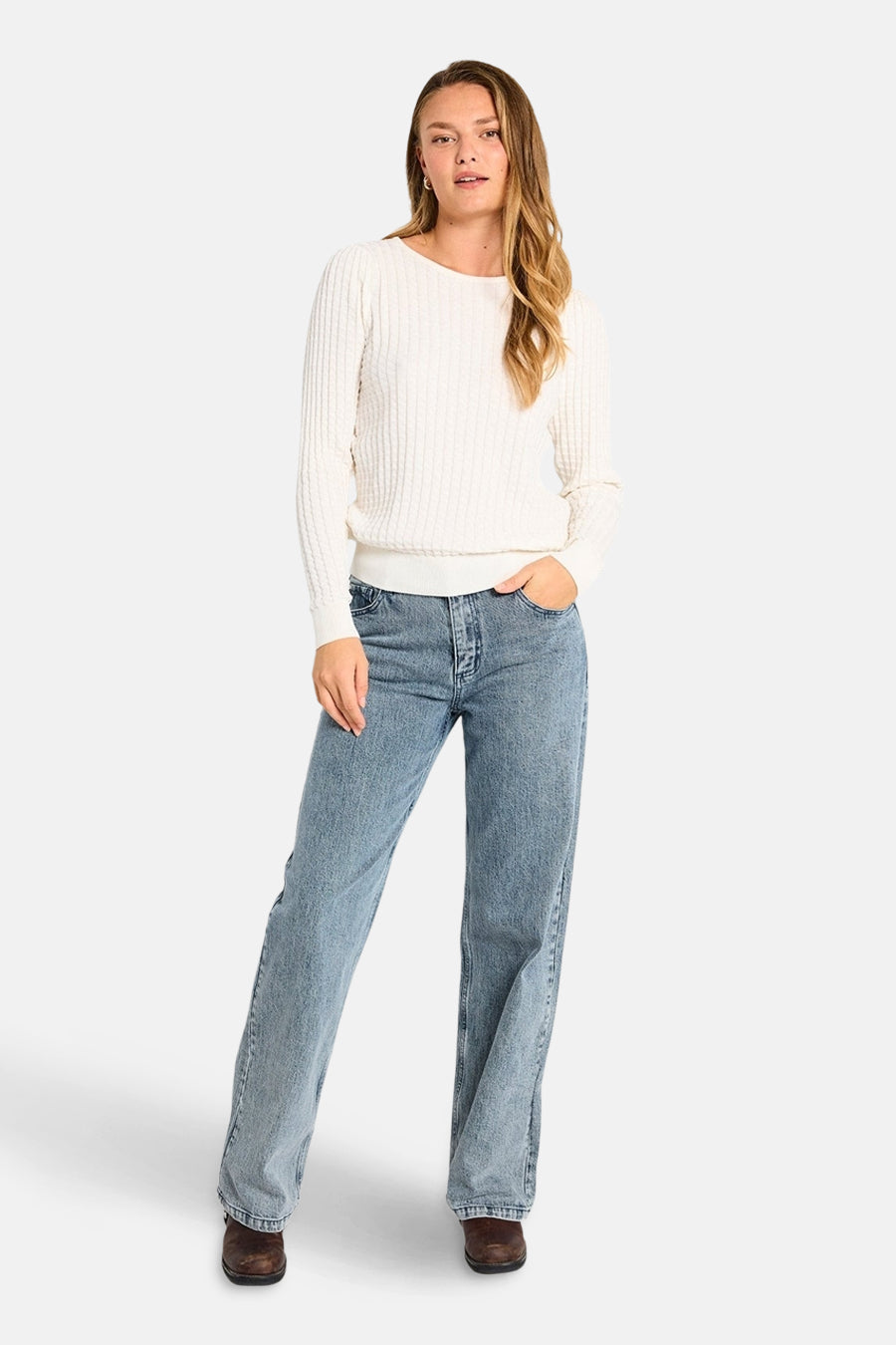 Pull blanc à col rond de FREEQUENT, en tricot texturé, porté avec un jean bleu et des chaussures marron.
