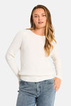 Pull à col rond blanc de FREEQUENT, avec un motif texturé en relief et porté avec un jean.