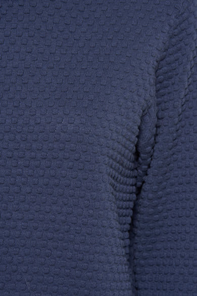 Pull à col rond bleu de FREEQUENT, avec une texture en relief formant un motif géométrique subtil.