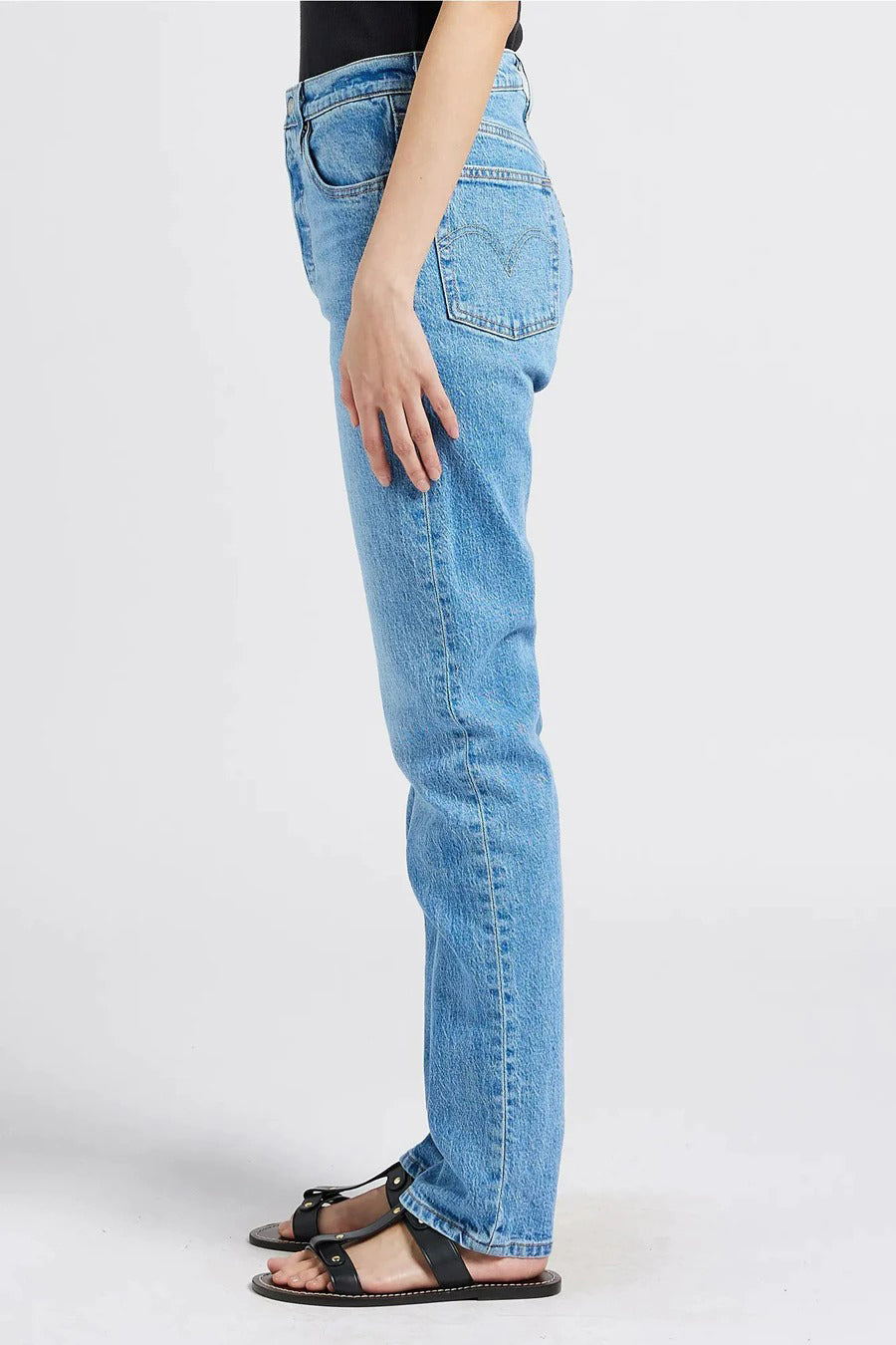 Lichtblauwe rechte jeans van Levi's, rechte pijp, gedragen met zwarte sandalen met bandjes.