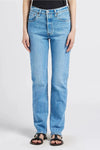 Rechte spijkerbroek van lichtblauw denim van Levi's®, met een rechte pasvorm en zwarte leren sandalen.