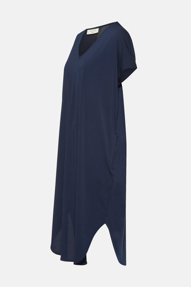 Robe courte bleue de FREEQUENT, coupe ample avec col en V et ourlet asymétrique.