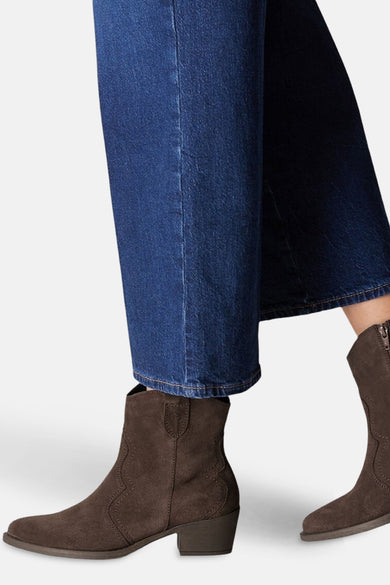 Bruine suède enkellaarsjes van Tamaris, gedragen met een casual blauwe jeans.