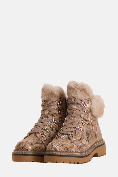 Beige enkellaarsjes van TAMARIS met slangenprint en imitatiebontrand.