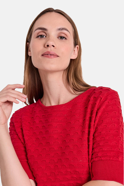 Pull rouge de FREEQUENT, texturé avec motif en relief, manches courtes et coupe décontractée.