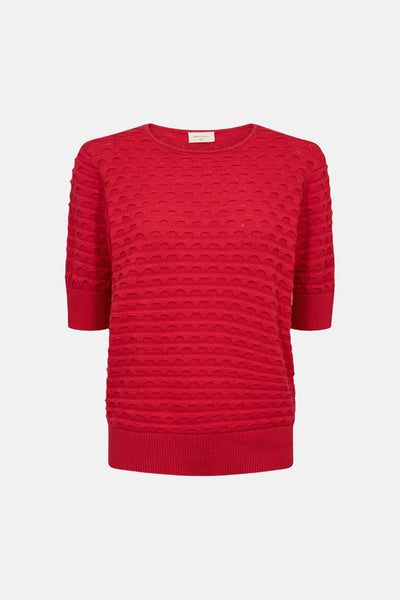 Pull rouge col rond de FREEQUENT, avec un motif texturé en demi-lunes sur l'ensemble.