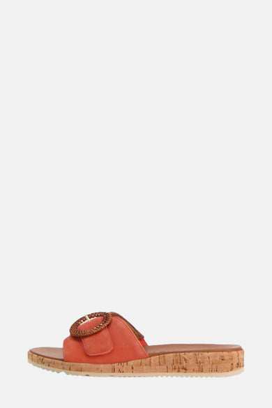 Claquettes orange de TAMARIS avec boucle décorative tressée et semelle compensée en liège.