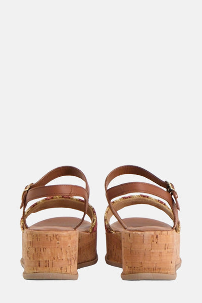 Sandales compensées marron de TAMARIS, avec brides en cuir, talon imitation liège et fermeture à boucle dorée.