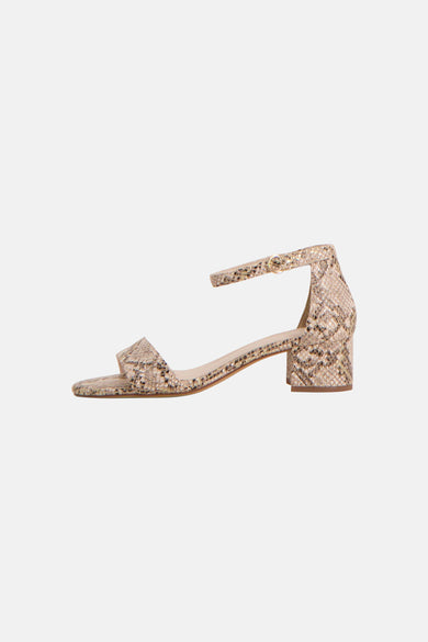 Escarpin multicolore de TAMARIS, imprimé serpent avec une bride de cheville réglable et un talon bloc.

