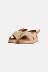 Sandales beiges de TAMARIS avec brides croisées tressées et semelle plateforme.
