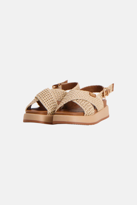 Sandales beiges de TAMARIS avec brides croisées tressées et semelle plateforme.