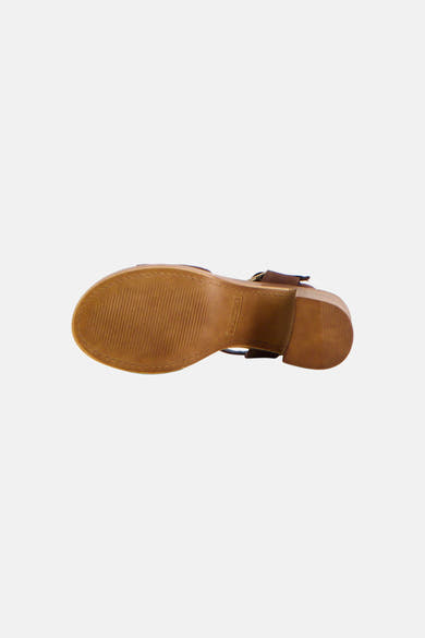 Sandales brunes de Tamaris, vue de dessous montrant la semelle texturée et le talon en bois.